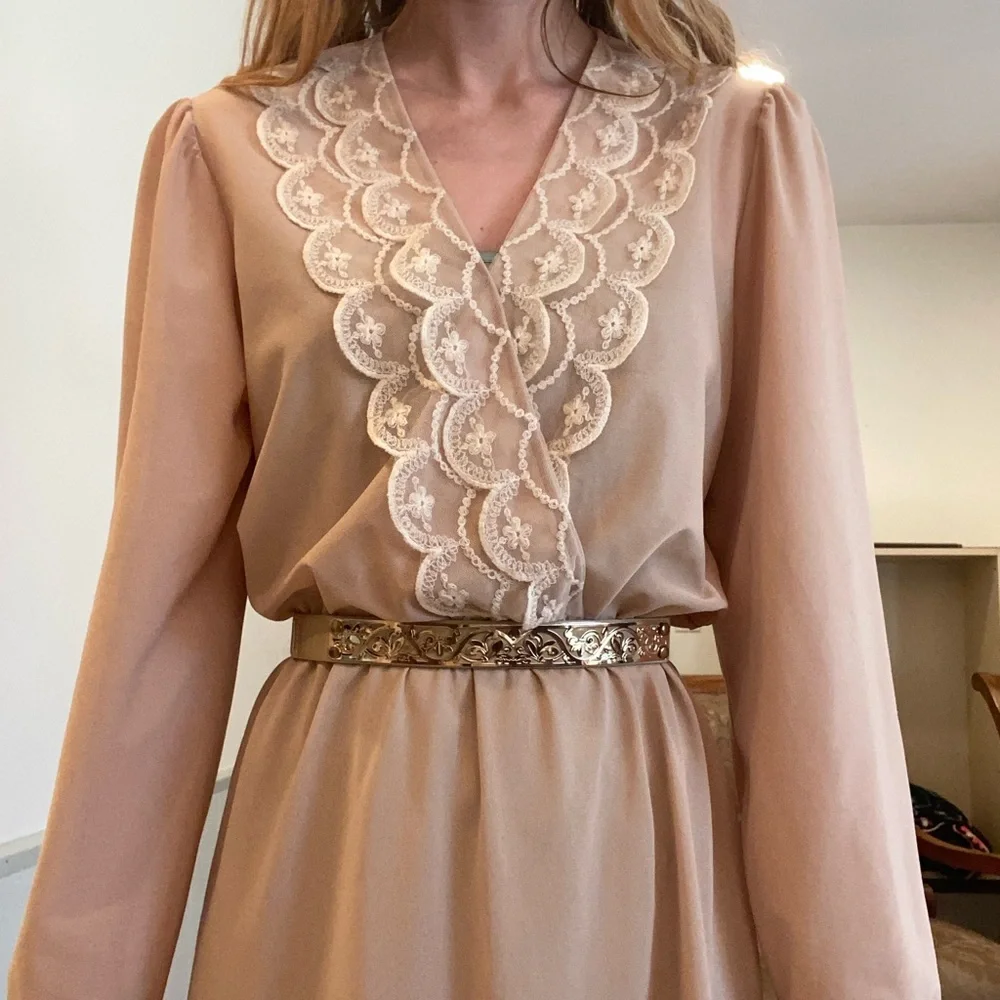 Elegant Beige Lace-Trimmed Dress 1970’s vintage dress - Picture 2 of 4